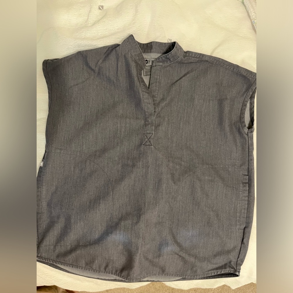 FIGS scrub top women’s size XXS in gray